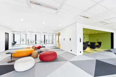 Pražské kanceláře Avast software ukazují přístup dua Vrtiška a Žák k současně pojatému pracovnímu prostředí. Kancelářské prostory jsou doplněny o množství neformálních prvků a aktivit, od firemní restaurace až po kino a dílnu.