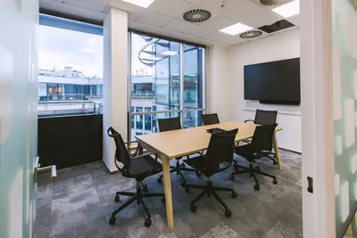 The dominant feature of the meeting room is the ROOT conference table with oak surface décor.