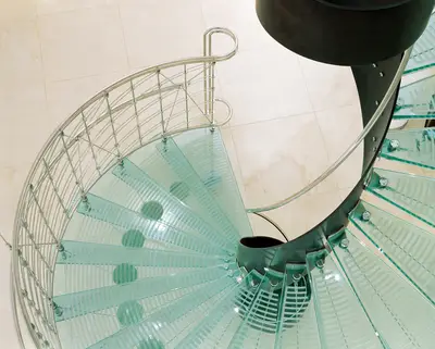 Pro stavby Evy Jiřičné je charakteristické použití skla a betonu, je známá také díky návrhům skleněných schodů.