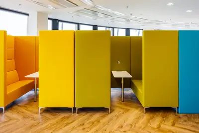 Samozřejmostí v open-office kancelářích jsou dnes již různě koncipované tiché zóny. Zde navíc ve výrazných barevných akcenetech, které dotvářejí celkové interiérové řešení.