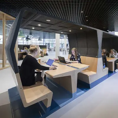Open-space prostory dnešních kanceláří dnes ve velké míře zaplňují různě řešené akusticky odstíněné boxy